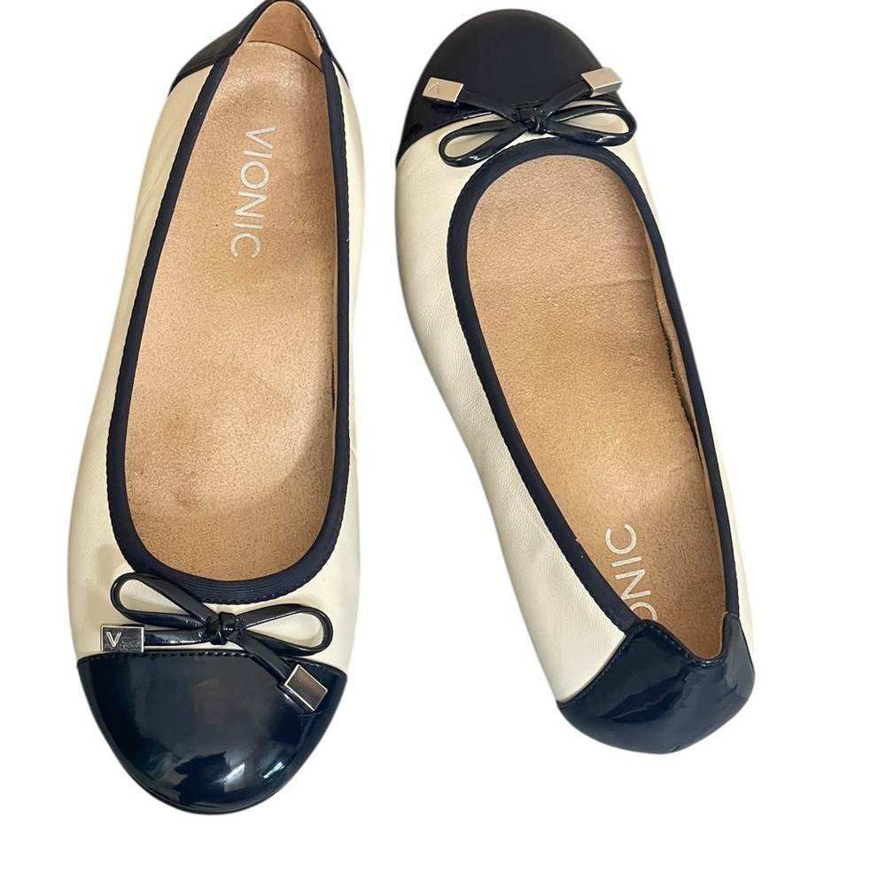 Vionic Minna Two-Tone Ballet Flat in Beige and Navy Patent minimalist size 6 - Picture 3 of 14